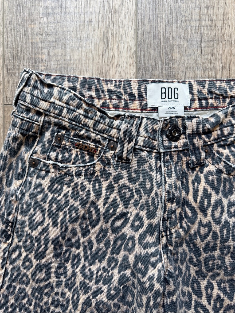 BDG Leopard Print Low Rise Baggy Jeans - Picture 4 of 7